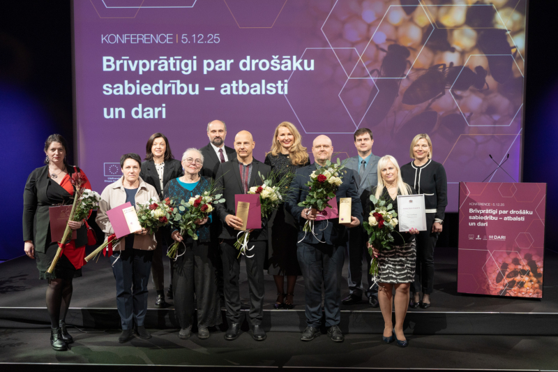 Pasniegts apbalvojums "Cilvēks - cilvēkam"