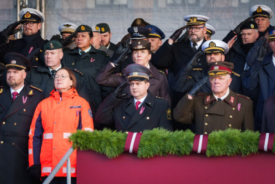 Priekšnieks pulkvedis DMitrijs Kaļins piedalās valsts svētku militāraajā parādē
