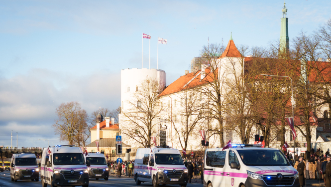 Ieslodzījuma vietu pārvaldes Konvojēšanas vienība pirmo reizi piedalās vaalsts svētku militāraajā parādē