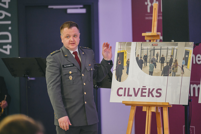 Cietuma priekšnieks pie plāksnes